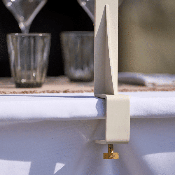 Zoom sur la pince du bras déporté GalaNocta by Paranocta pour éclairage terrasse restaurant Zoom sur la pince du bras déporté GalaNocta by Paranocta pour éclairage terrasse restaurant