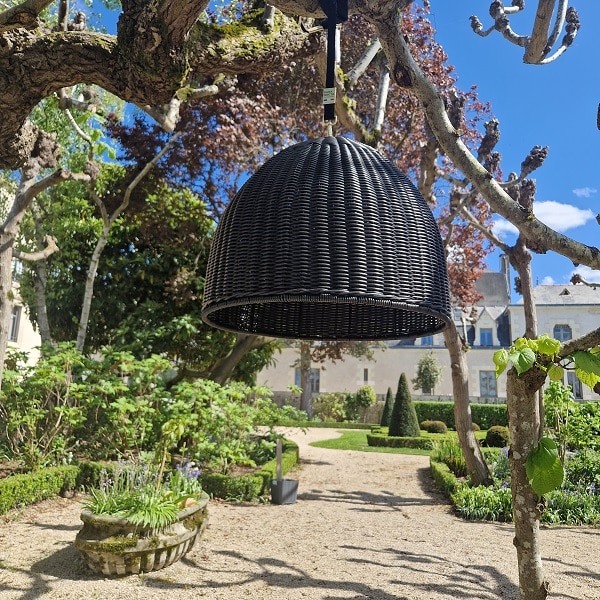suspension lumineuse sans fil DiviNocta by Paranocta en polyrotin tressé coloris noir suspension lumineuse sans fil DiviNocta by Paranocta en polyrotin tressé coloris noir