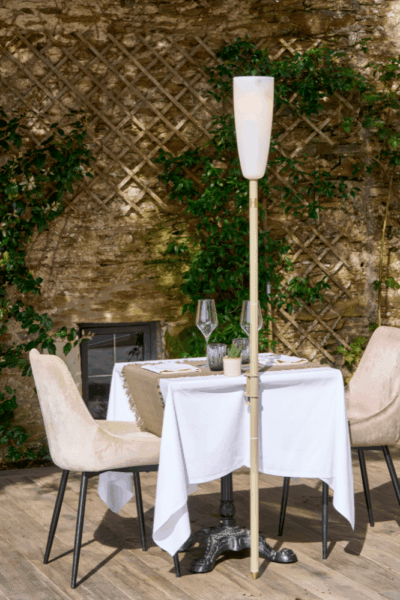 Lampadaire vert sauge paranocta avec pince sur table de restaurant Lampadaire vert sauge paranocta avec pince sur table de restaurant
