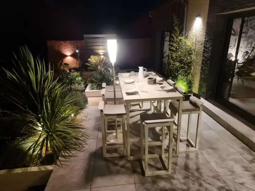 Installation réelle d'éclairage rechargeable BULBEE sur terrasse design sans fil